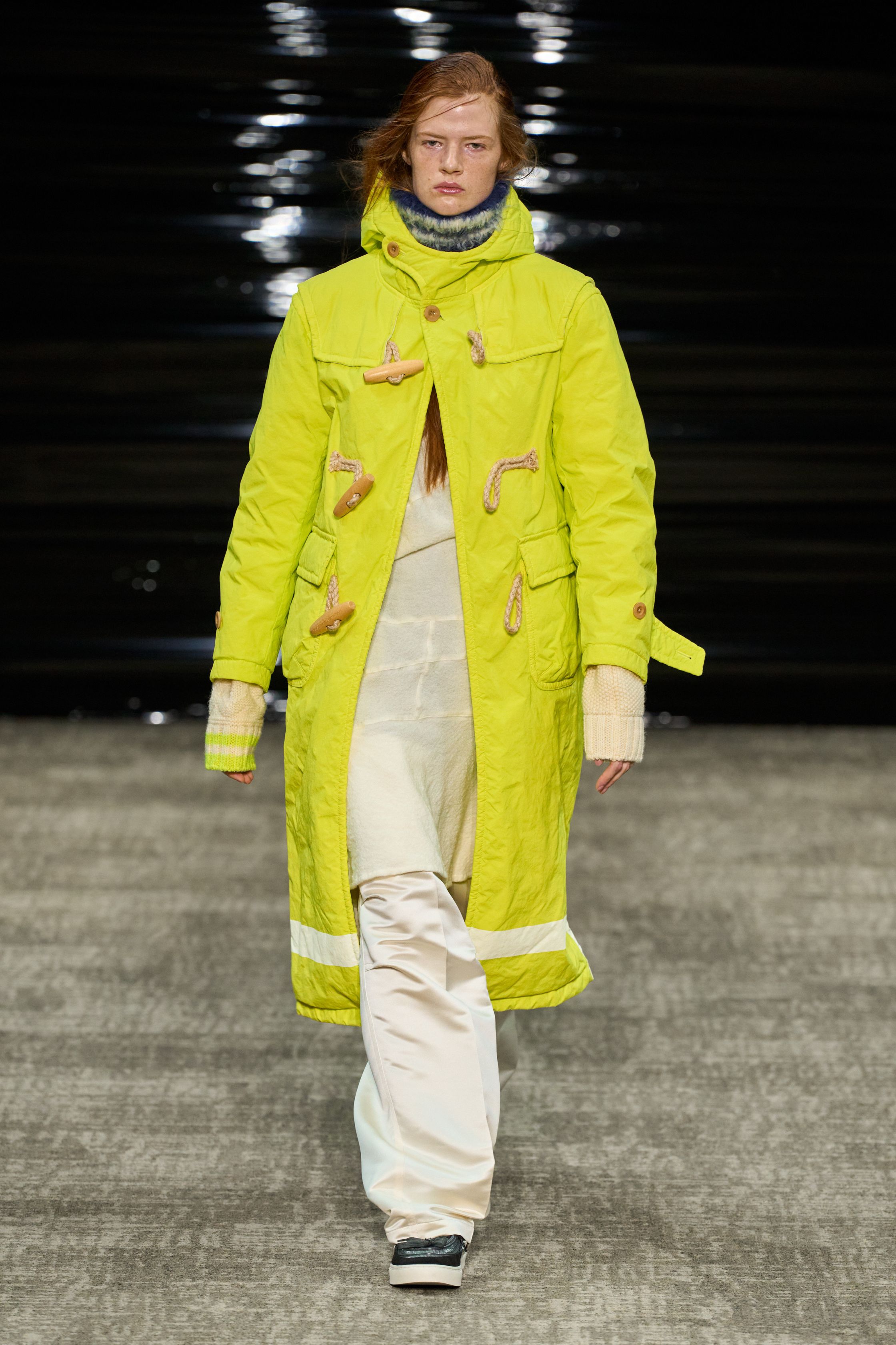 Kolor 26FW 在安静中完成高难度结构表达。层叠、错位、混材质成为视觉主线，运动、正装与工装被精准缝合，却不显拼贴痕迹。色彩克制、比例讲究，服装在行走间展现微妙动态。Kolor 的价值不在“第一眼冲击”，而在长期穿着中逐渐显露的结构智慧，是典型为成熟审美者准备的高完成度男装-顽石频道趋势研究